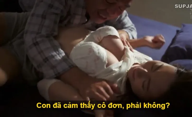 Thấy con trai mãi mê công việc để bạn gái của con trai cô đơn, bố gã chồng làm liều đè xoạc con dâu